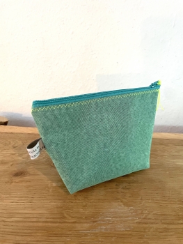 wasserdichtes Airtextäschchen in grün mit einer 9